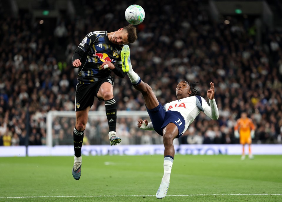 - 香港Gameone娛樂城全新會員福利 - 入金00即返送00! Two soccer players leap in the air competing for a header during a match, one in a dark kit with a Red Bull logo and the other in a white jersey marked USA on the chest.